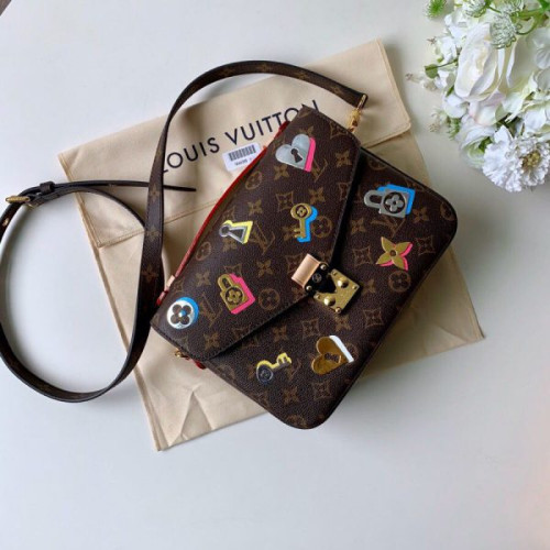 louis-vuitton-pochette-metis-10